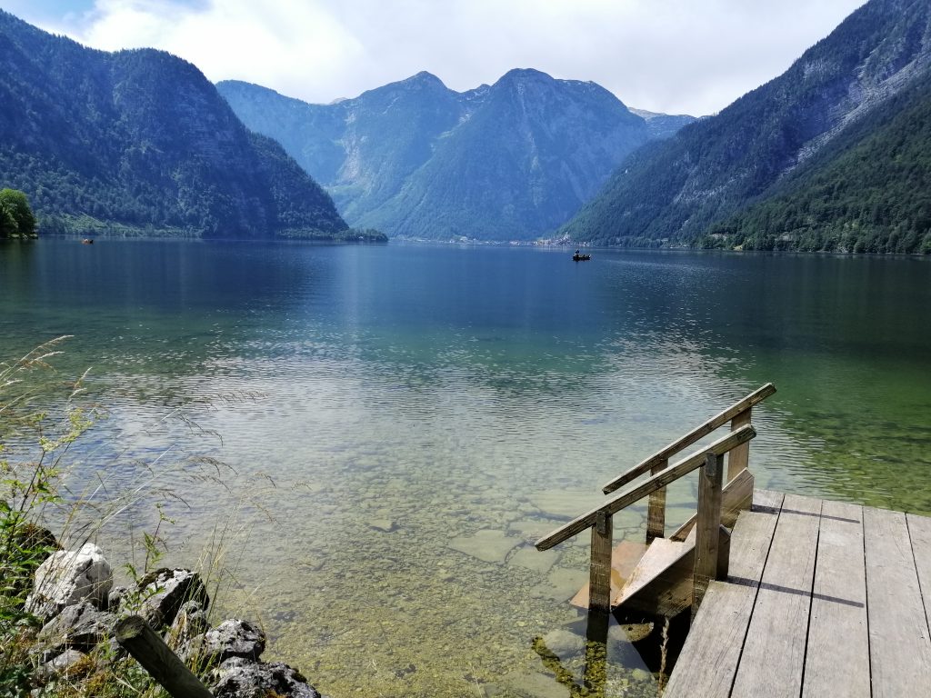 Ein Gebirgssee mit klarem blauen Wasser