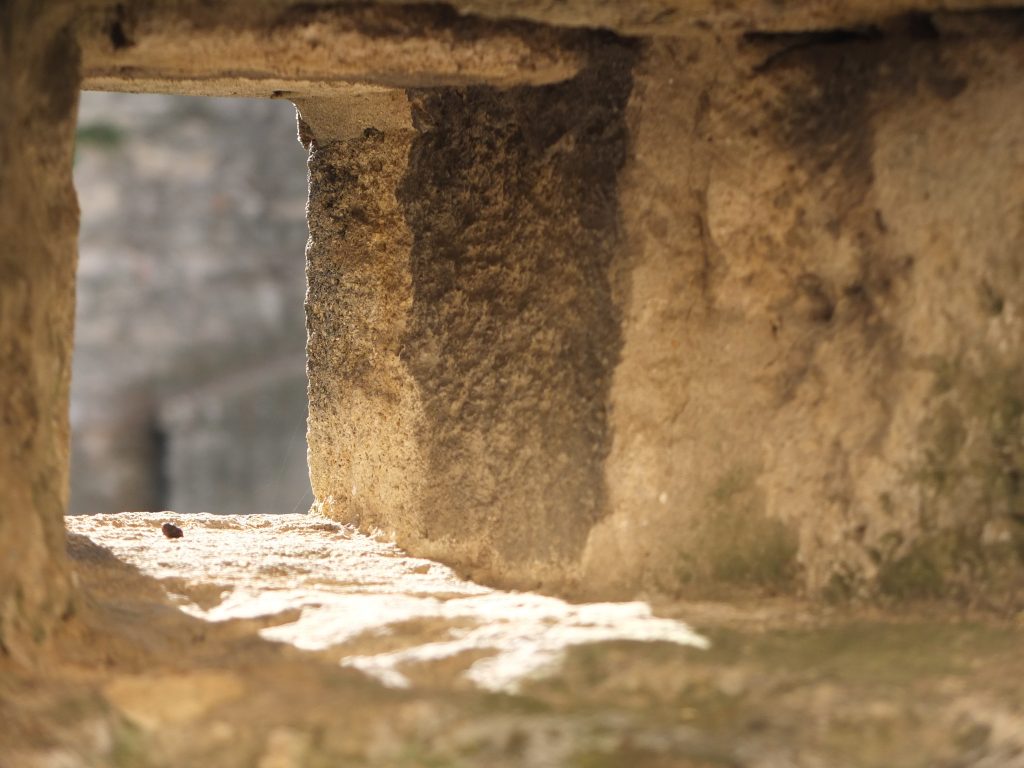 Ein Fenster in einer dicken Steinmauer