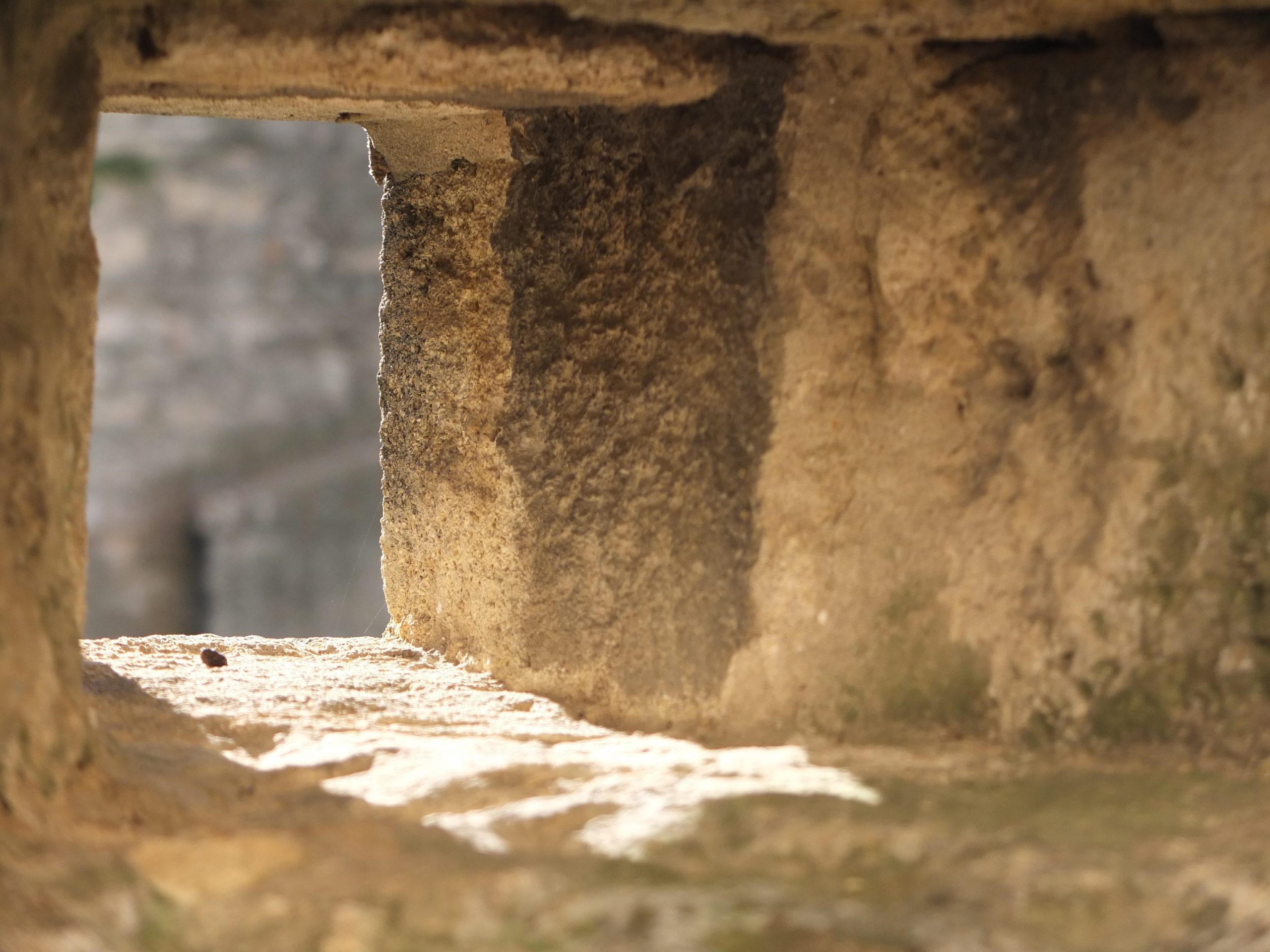 Ein Fenster in einer dicken Steinmauer