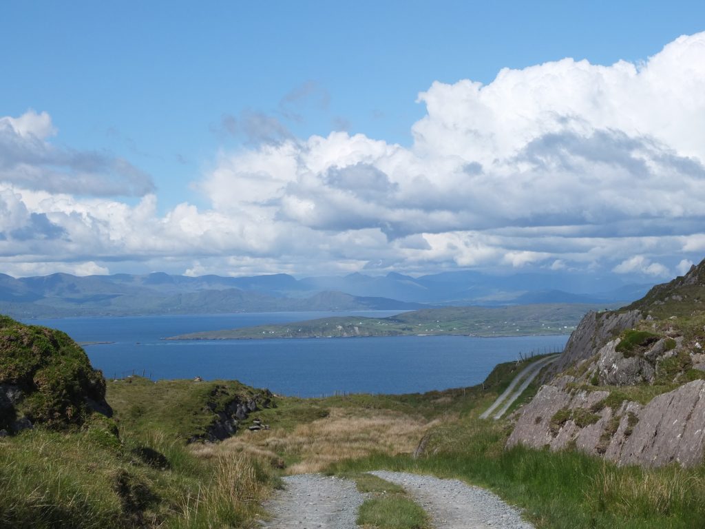 Landschaft mit Seen und Bergen